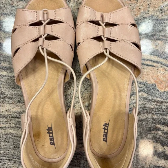 Earth Aloha leather bungee slip-on sandals in Blush color.
Size 8.5 - Picture 2 of 5